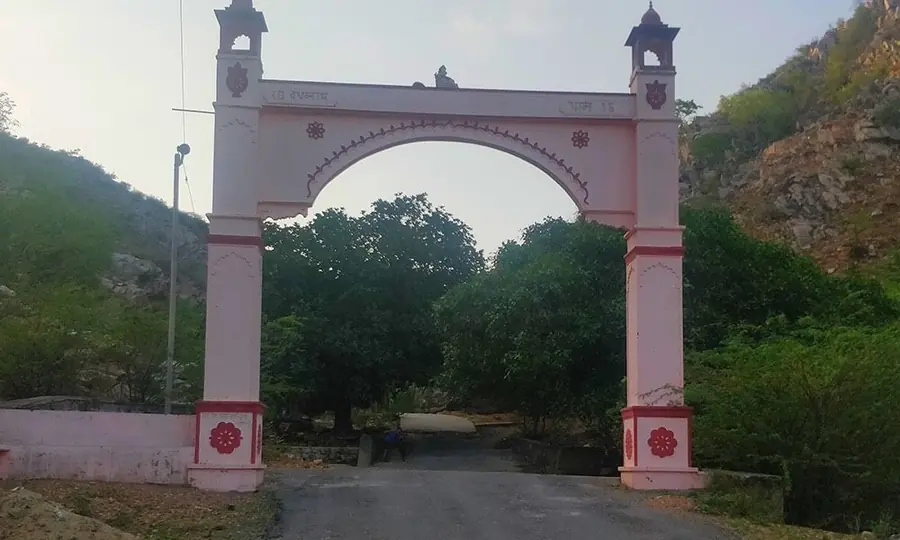 A historic gateway on the rural Kos parikrama route