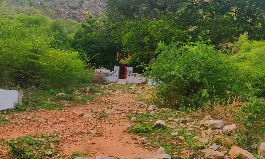 A quiet dirt path through the low hills around Pushkar